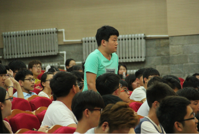 积极分子认真听讲并回答问题.png